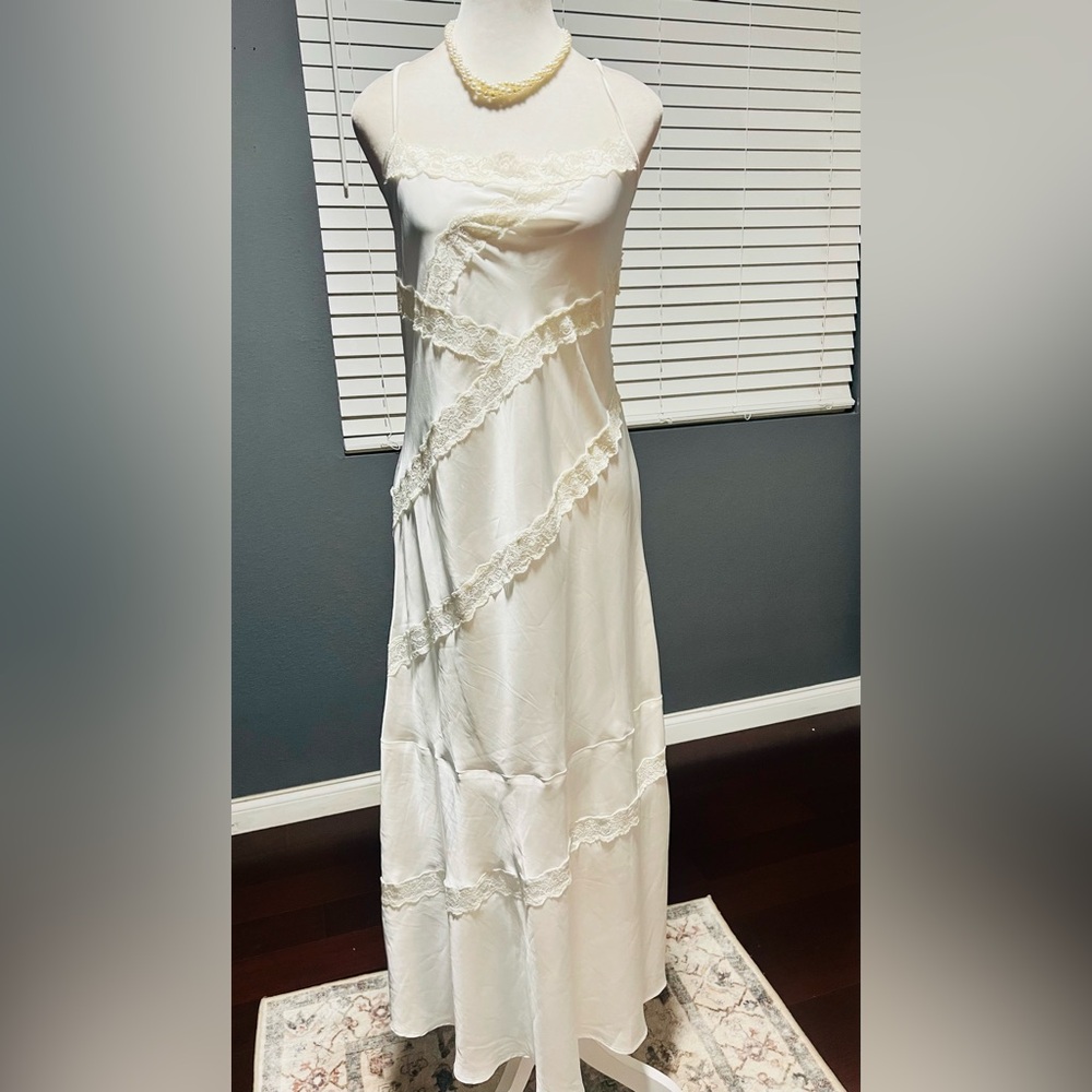 New Noblesse Ivory Lace Maxi Dress. Size Small